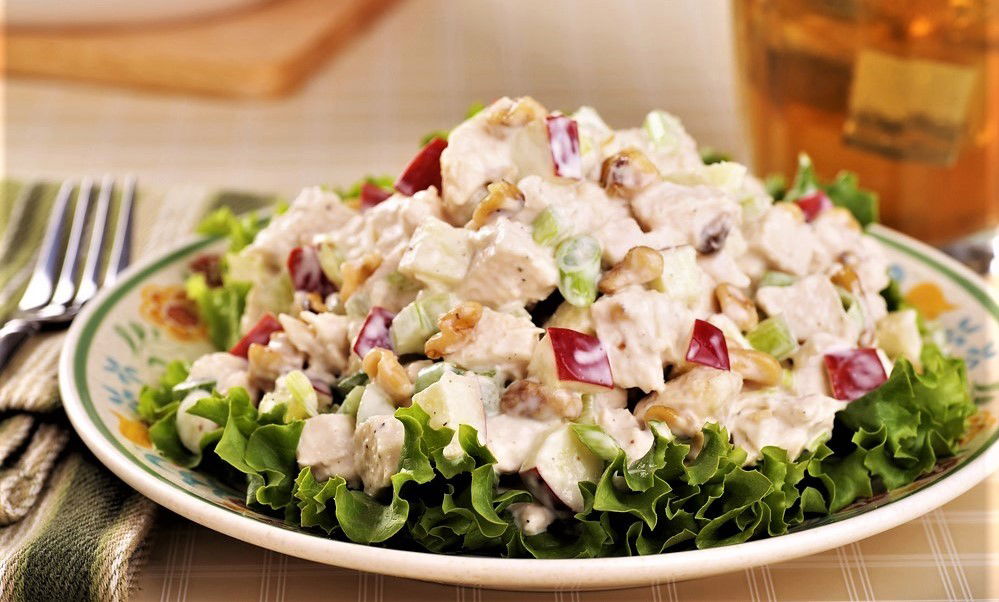 סלט עוף ותפוחי עץ ברוטב מיוחד