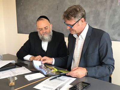 שגריר שוויץ בישראל עם יו"ר חיים לילד הרב סקלר.