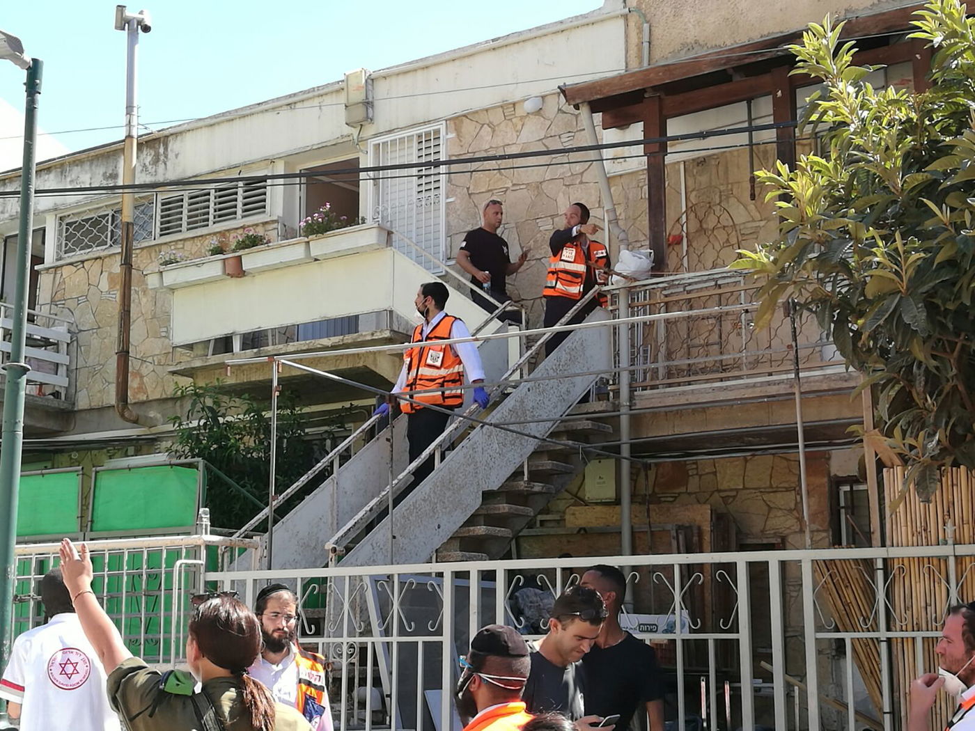 שריפת ענק בצפת: 8 נפגעו, עשרות בתים פונו • צפו