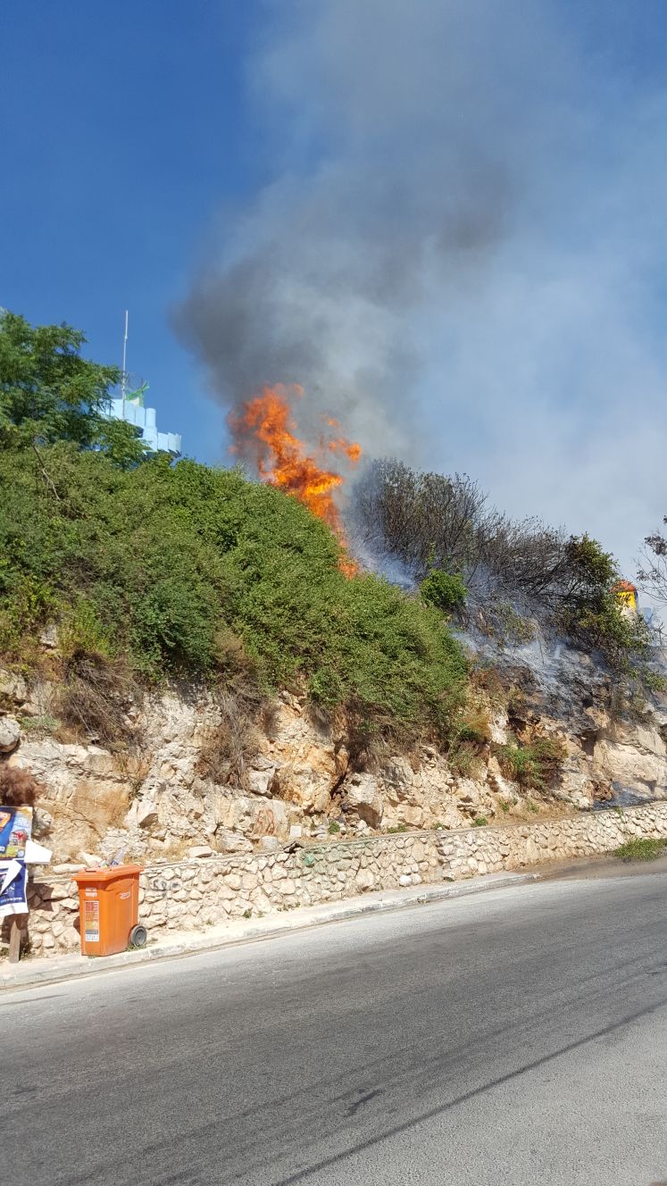 שריפת ענק בצפת: 8 נפגעו, עשרות בתים פונו • צפו