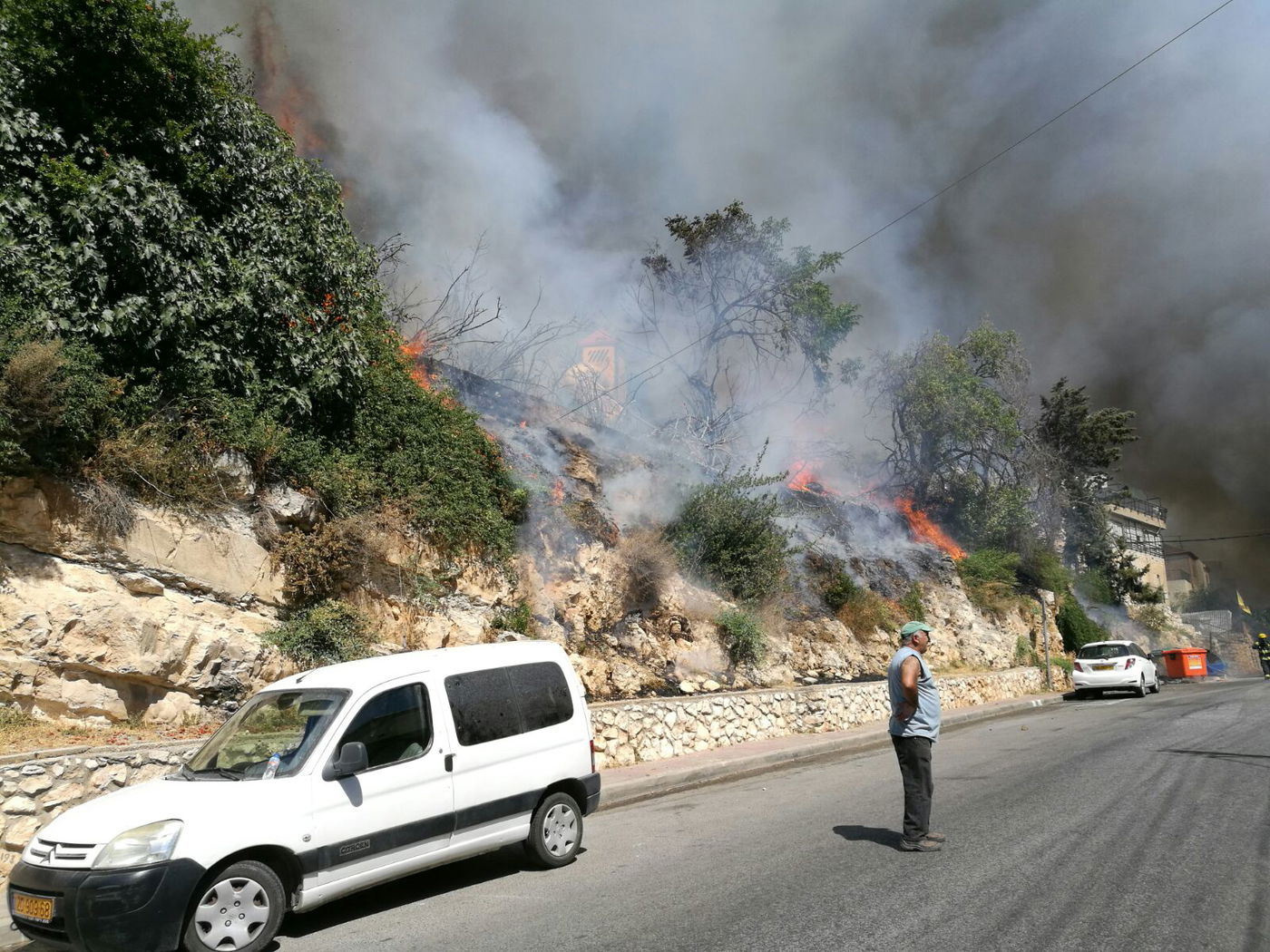 שריפת ענק בצפת: 8 נפגעו, עשרות בתים פונו • צפו