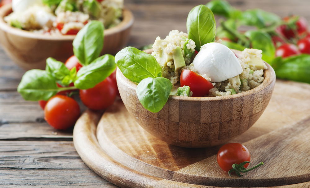 סלט אבוקדו עם גבינה צפתית ובורגול