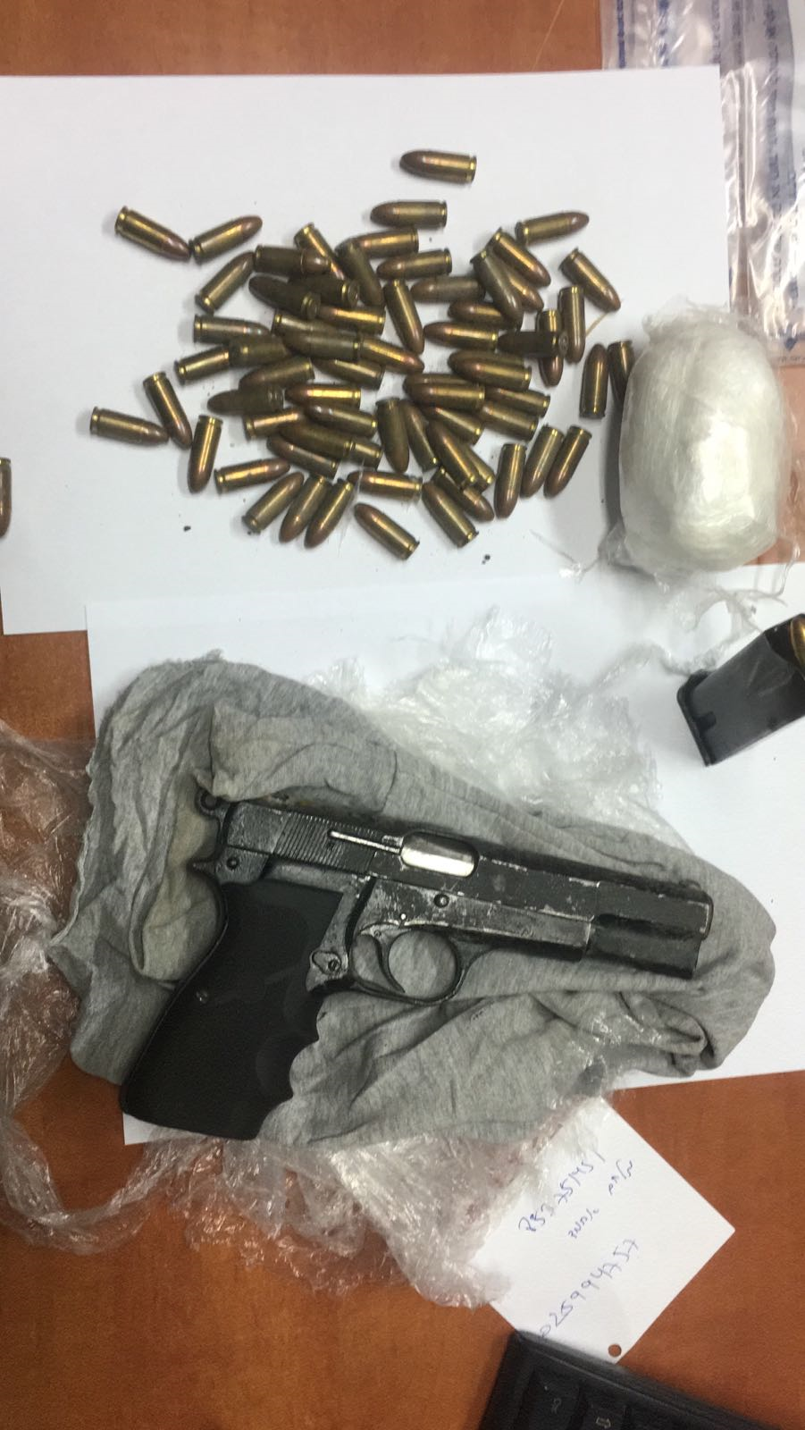 השלל המשטרתי: עשרות רובים, אקדחים, טיל לאו ו.... פגזים