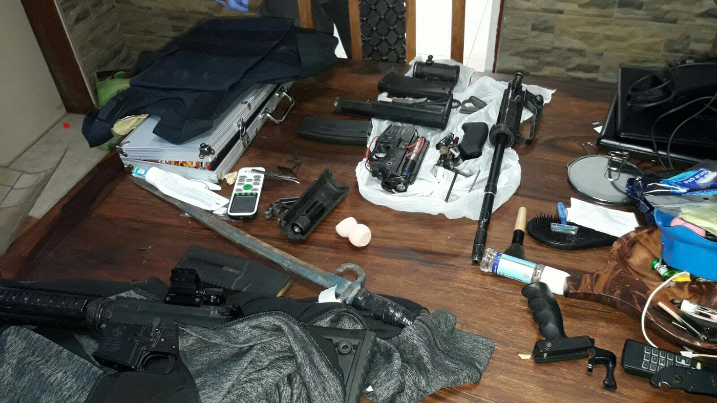 השלל המשטרתי: עשרות רובים, אקדחים, טיל לאו ו.... פגזים