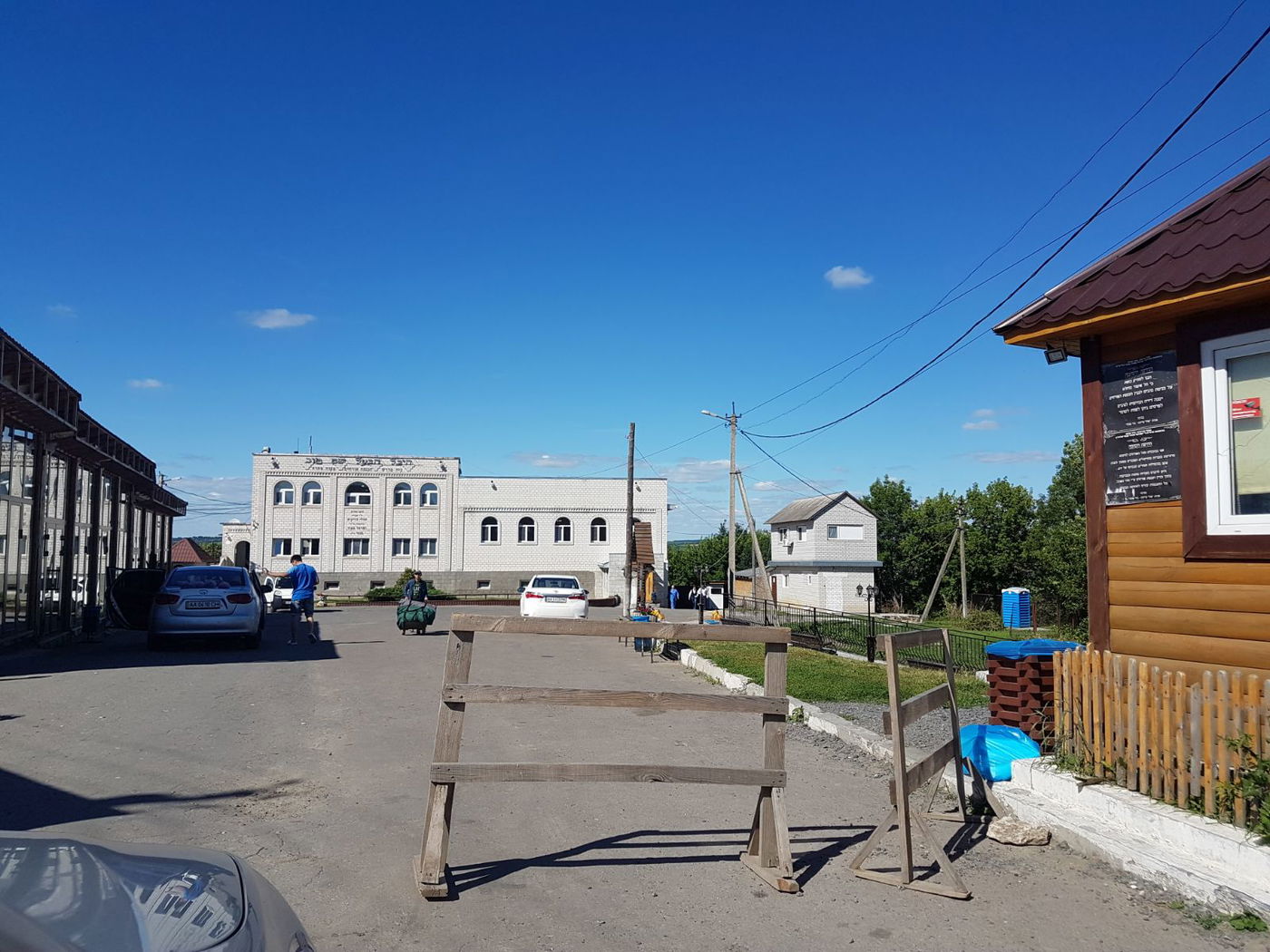 האדמו"ר מנדבורנא בתפילה על ציון הבעש"ט במעז'יבוז