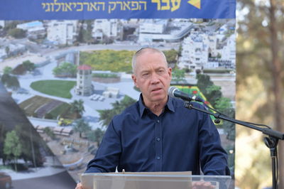 השר גלנט לצד ר"ע אלעד, היום