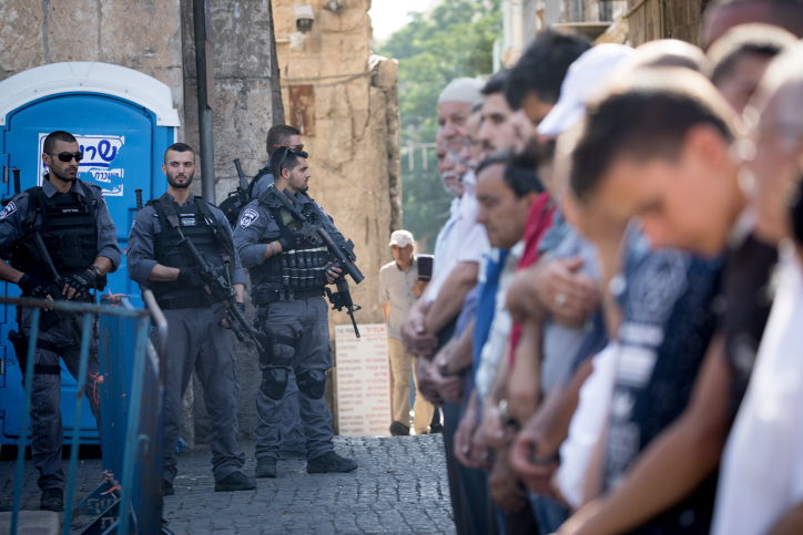 פלסטינים בכניסה להר הבית