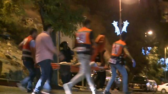 פינוי פצועים מהמהומות הערב