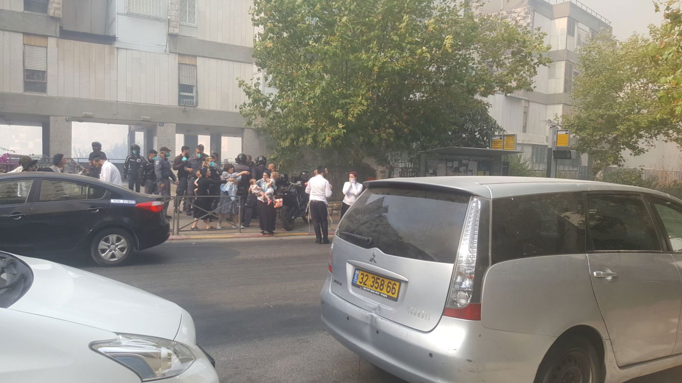 העשן הסמיך - וההוראה: "על תושבי רוממה להסתגר בבתיהם"