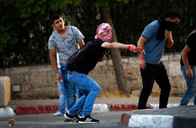 המהומות המחריפות, הערב