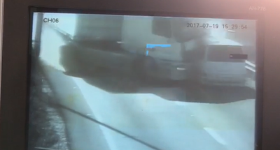 המשאית סוטה מהנתיב ומתנגשת בעוצמה ברכב • צפו