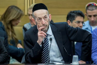 אורי מקלב, אחד הנציגים בוועדה