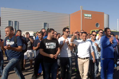 מפגינים מול טבע, ארכיון