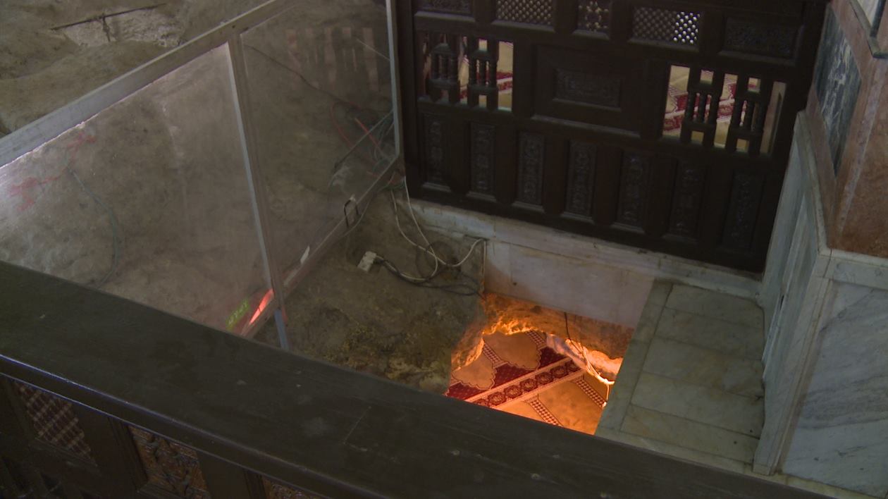 אחד מהפתחים ברצפת ההר