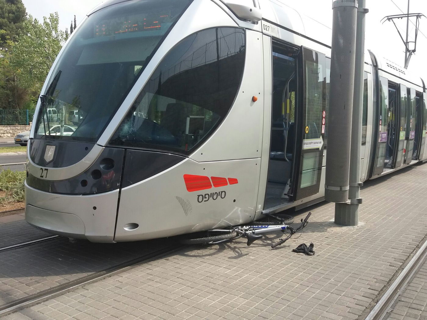 ילד חרדי רכב על אופניו ונדרס על ידי הרכבת הקלה