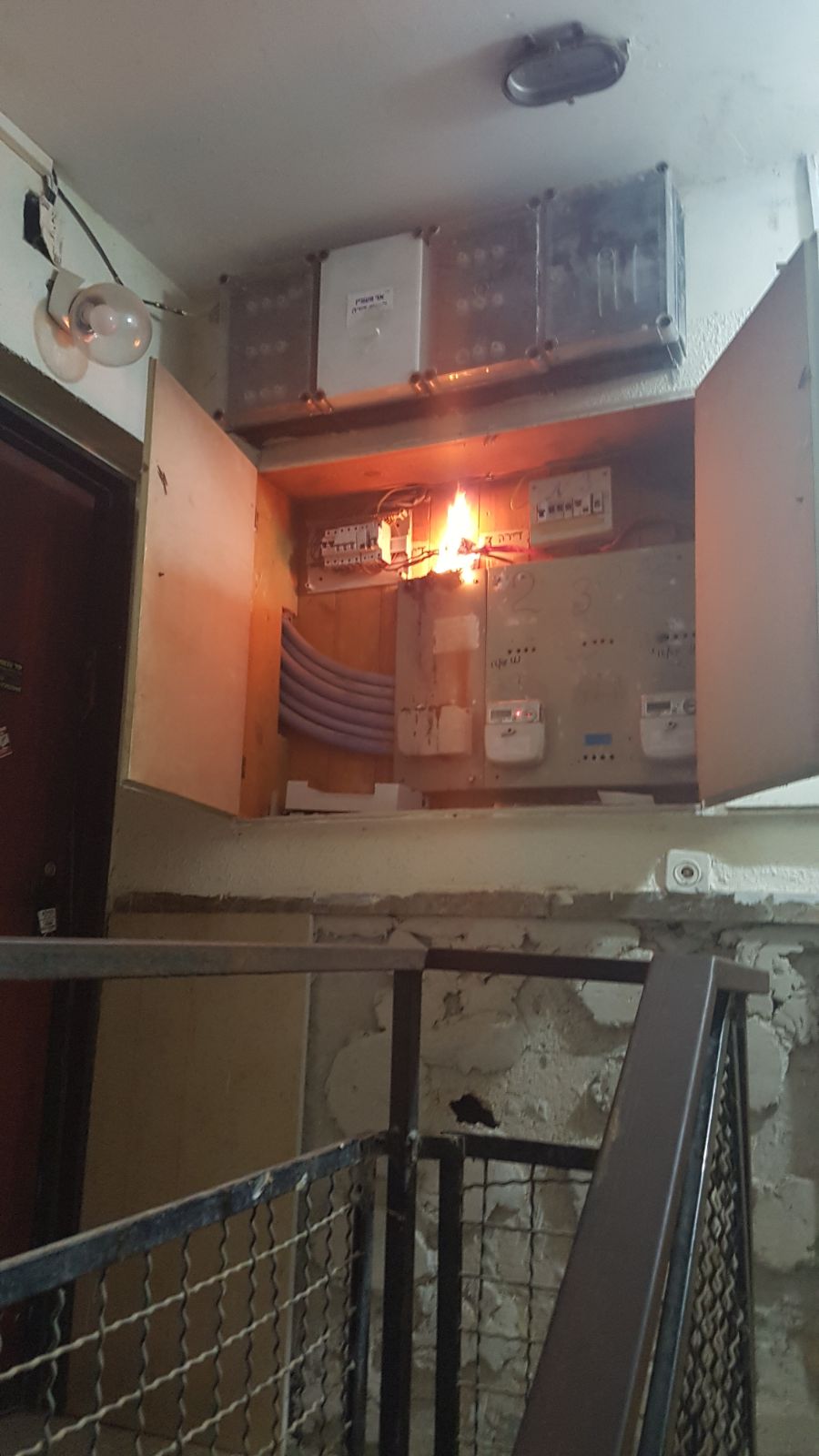 מצית סדרתי בבאר שבע: הצית ארונות חשמל