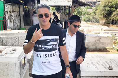 הזמר קובי פרץ ורב הסלבס בתפילה בציון האדמו"ר מזוועהיל