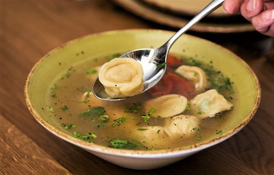 מרק דגים עם כיסונים במילוי סלמון