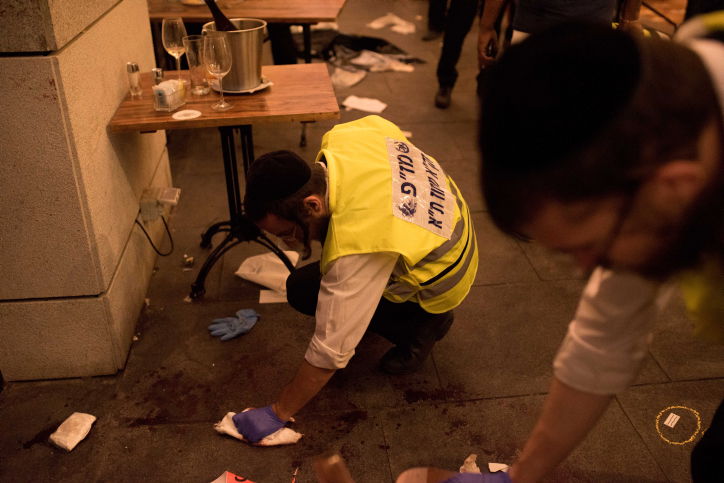 אנשי זק"א בזירת הפיגוע בשרונה