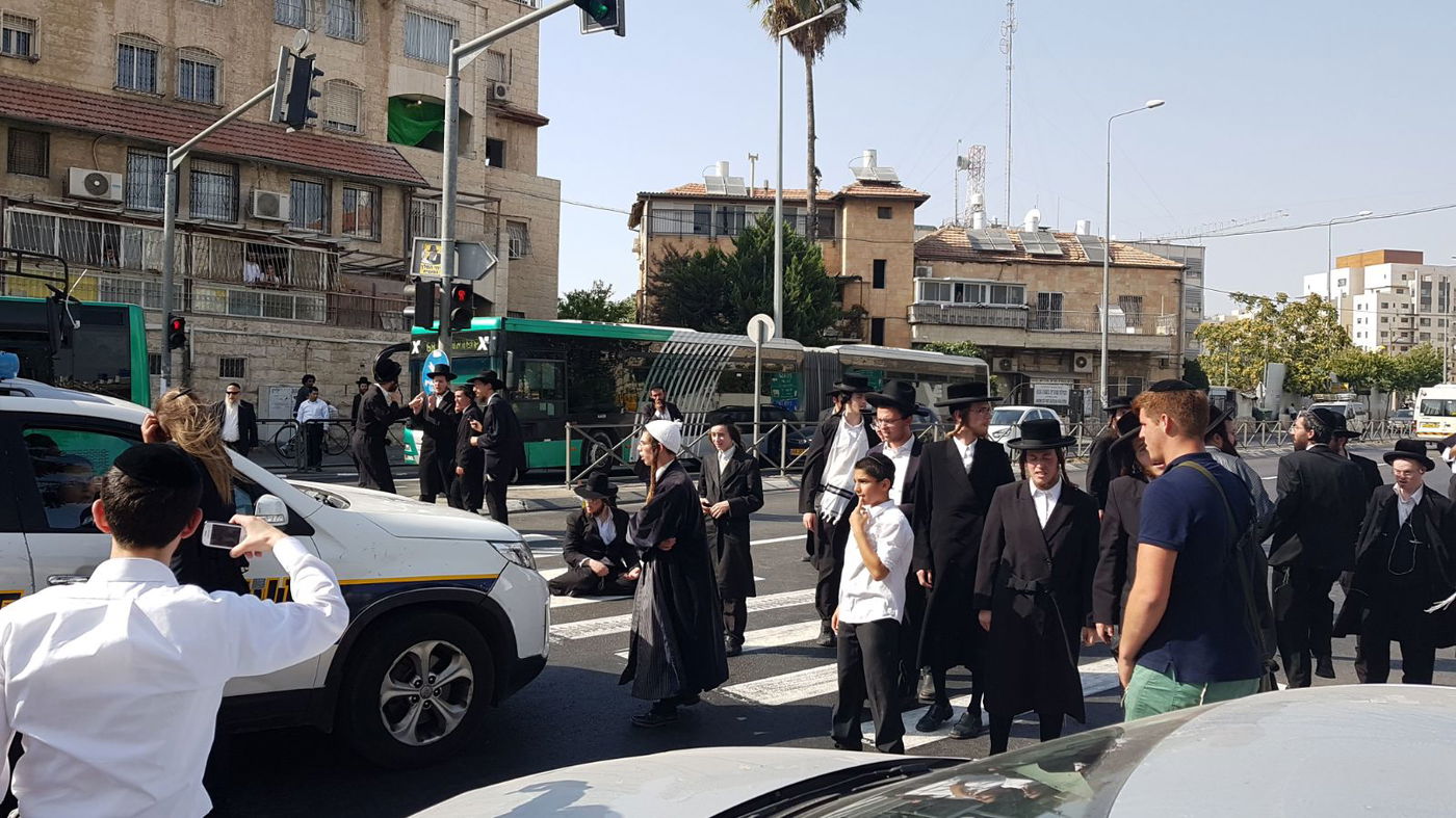 בגלל מעצר עריק: שוטרות נאבקו במפגינים הקיצוניים • צפו