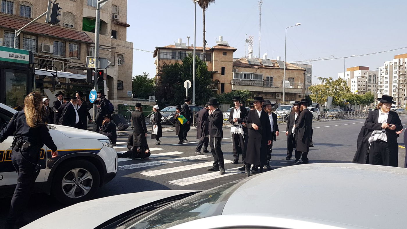 בגלל מעצר עריק: שוטרות נאבקו במפגינים הקיצוניים • צפו