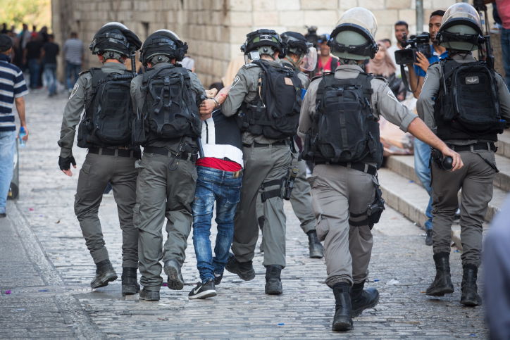 כוחות המשטרה עוצרים פורע בשער האריות