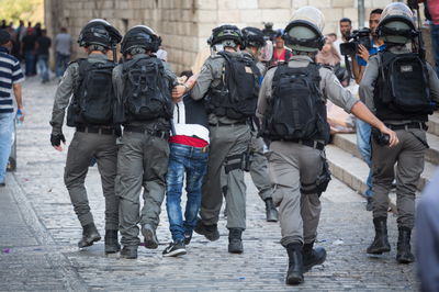כוחות המשטרה עוצרים פורע בשער האריות