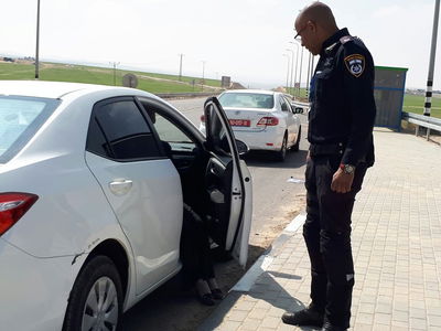 שתי נערות נמצאו בתוך תא מטען של רכב