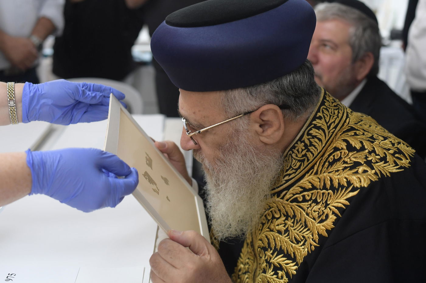 הראשון לציון התרגש ממגילת איכה הקדומה • צפו