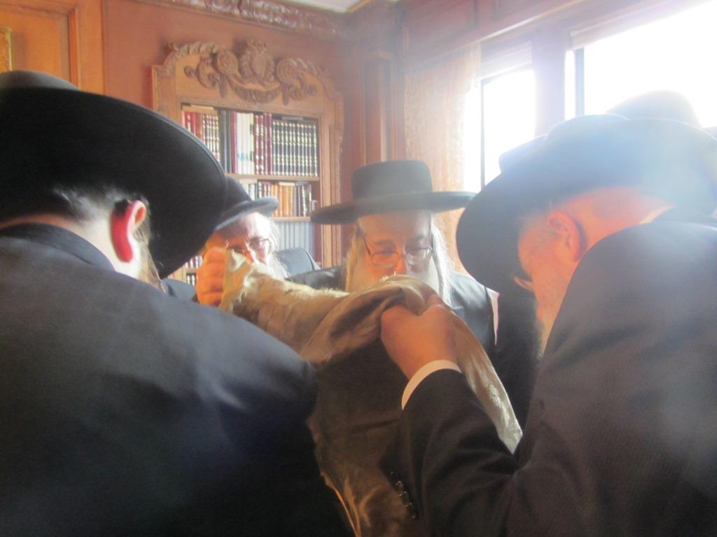 עם ה'חלאט' של רבי זושא מאניפולי