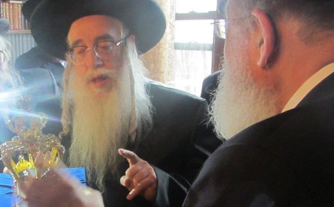 עם כתר הזהב המשובץ ביהלומים, של הרה"ק מרוז'ין