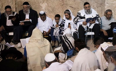 בְּלֵיל זֶה יִבְכָּיוּן: צפו בקינת התימנים בכותל