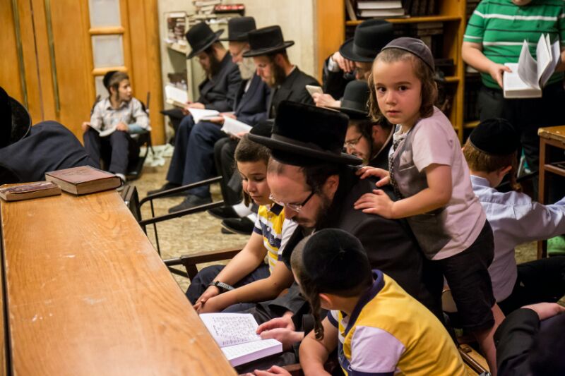 אב וילדיו קוראים על החורבן, בצום ט' באב. אילוסטרציה