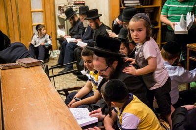 אב וילדיו קוראים על החורבן, בצום ט' באב. אילוסטרציה