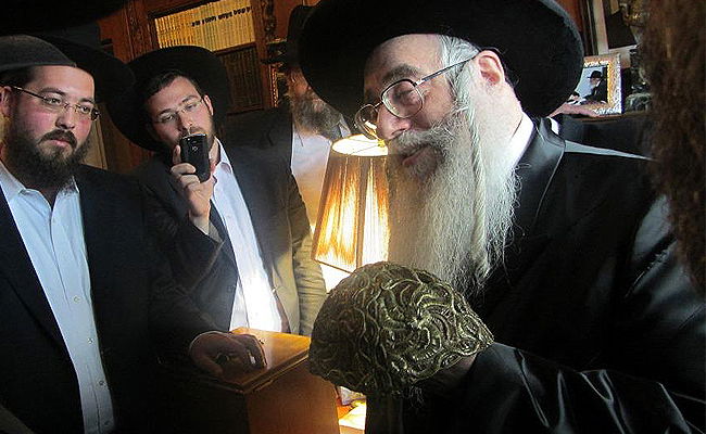 הנגיד הרב הלפרין ז"ל מראה לאדמו"ר מצאנז את כיפתו של הרה"ק מרוז'ין