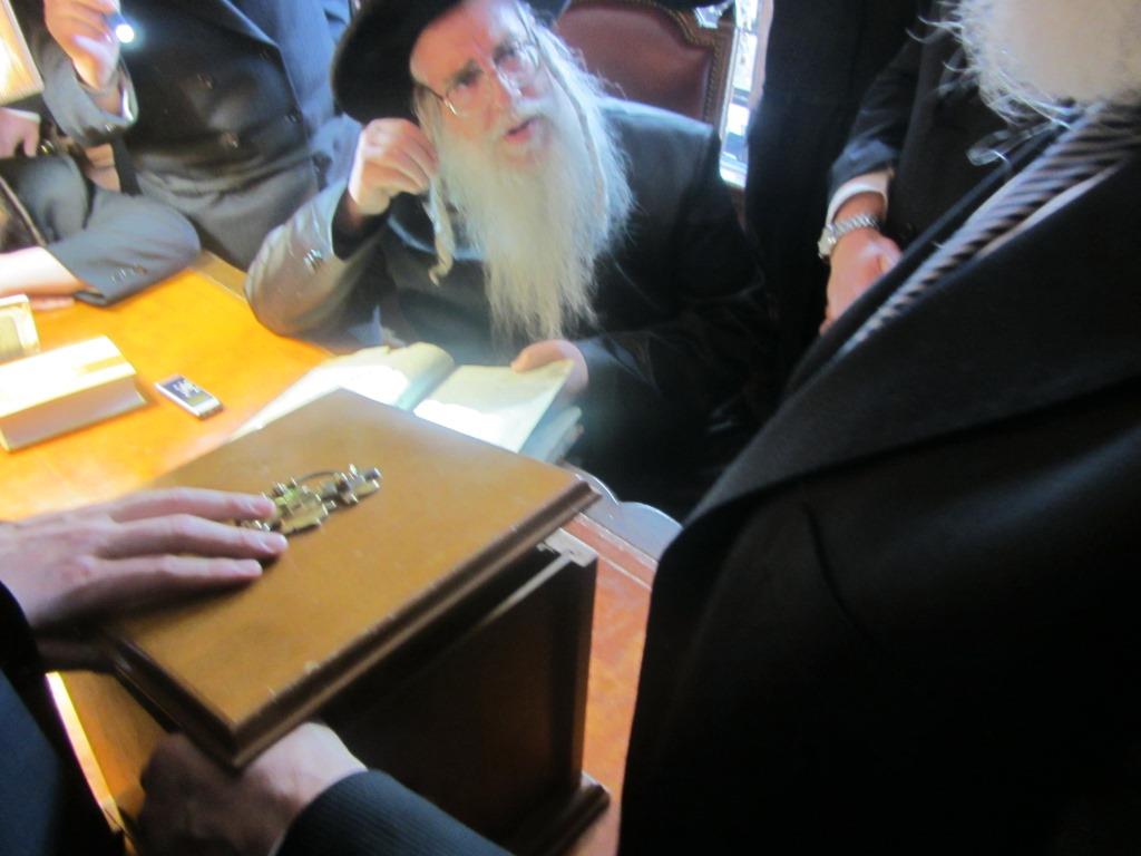 הנגיד שנפטר וחפצי האמנות הקדושים. צפו