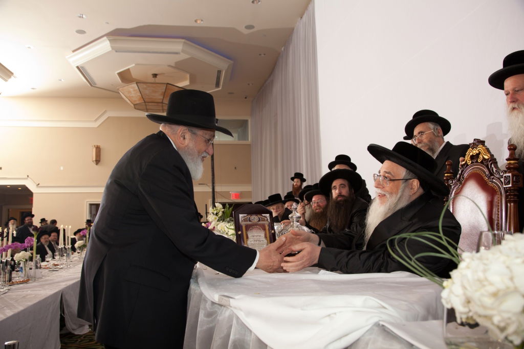 הנגיד שנפטר וחפצי האמנות הקדושים. צפו