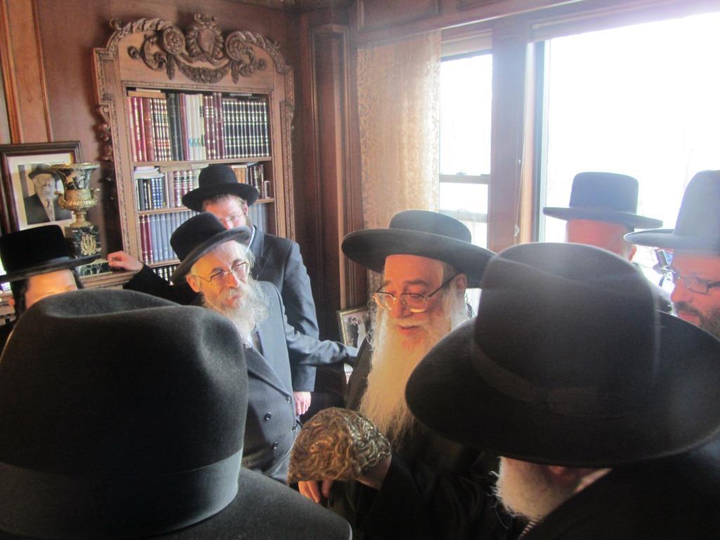 הנגיד שנפטר וחפצי האמנות הקדושים. צפו