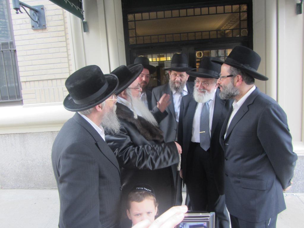 הנגיד שנפטר וחפצי האמנות הקדושים. צפו