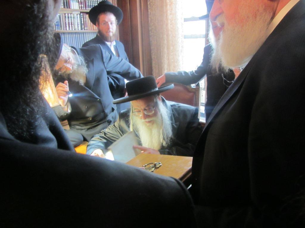 הנגיד שנפטר וחפצי האמנות הקדושים. צפו