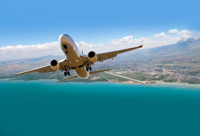 טיסה באפליקציית ביט. בנק הפועלים. אילוסטרציה