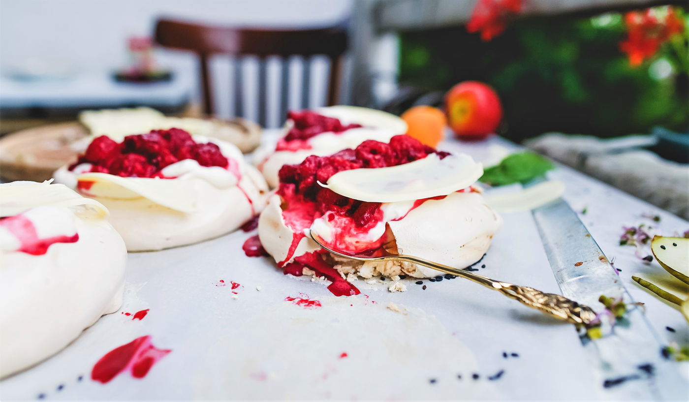 פבלובה עם קצפת ופירות