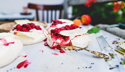 פבלובה עם קצפת ופירות