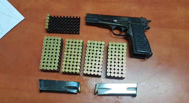 האקדח והתחמושת שנתפסו