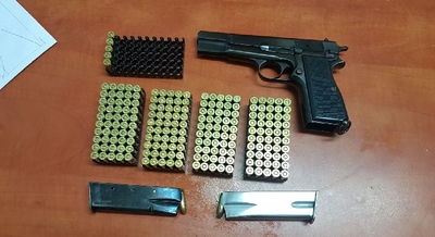 האקדח והתחמושת שנתפסו