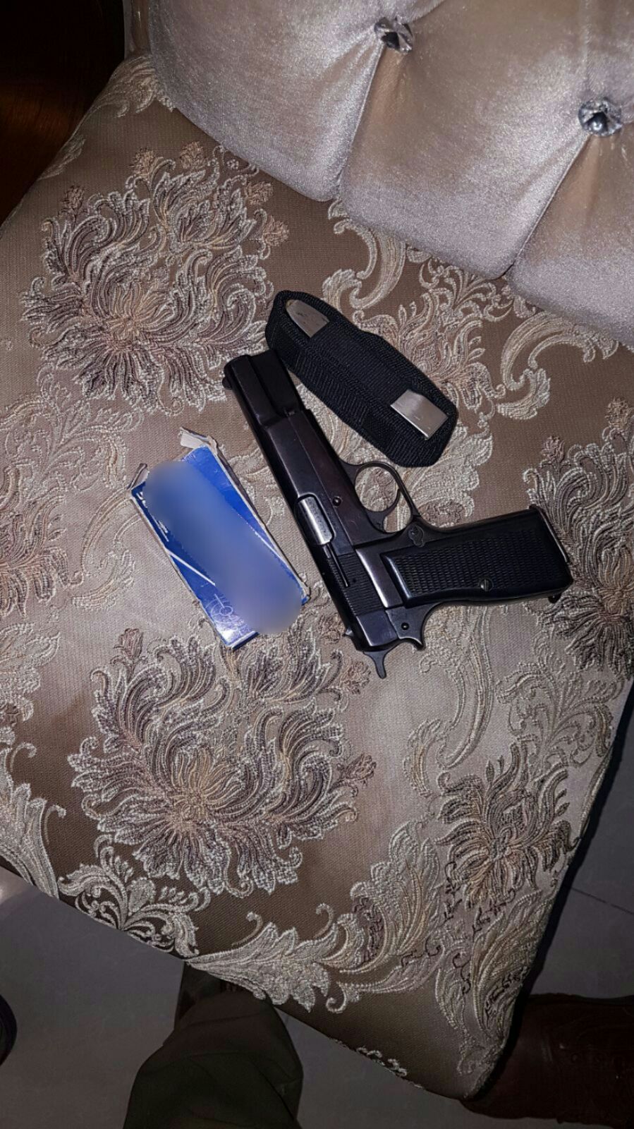 פלסטינית החביאה אקדח צמוד לבנה