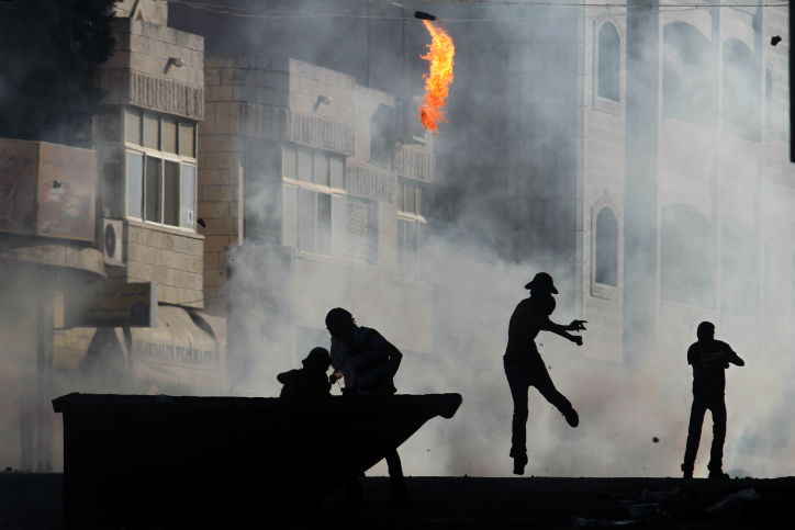 אבנים על הרכבת הקלה; בקבוקי תבערה על רכב אבטחה