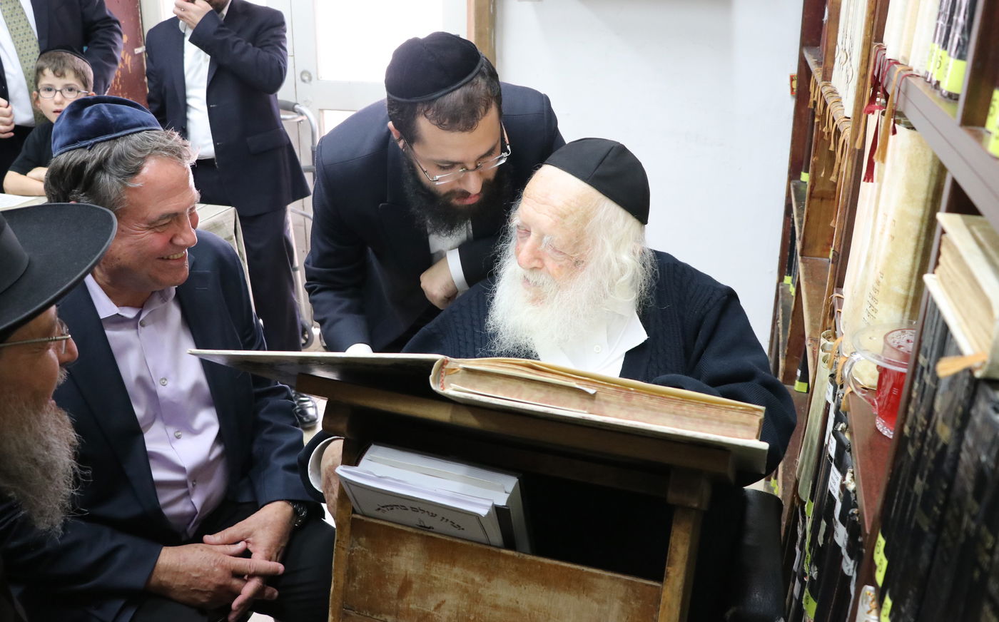 השקת תחרות החיבורים התורנים בבית שר התורה.