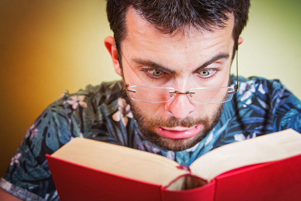 מתאמצים לקרוא את האותיות הקטנות? אילוסטרציה