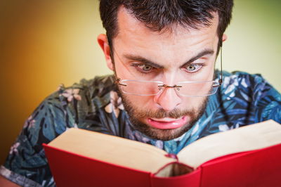 מתאמצים לקרוא את האותיות הקטנות? אילוסטרציה